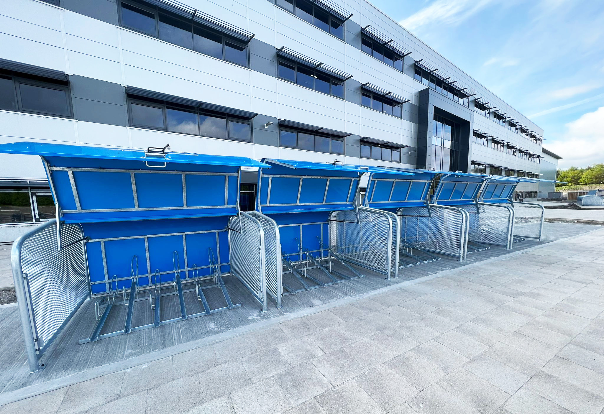 Harper Collins Verlag erhält FalcoPod Fahrradboxen, einen Warte- und Raucherunterstand und eine Mülleinhausung